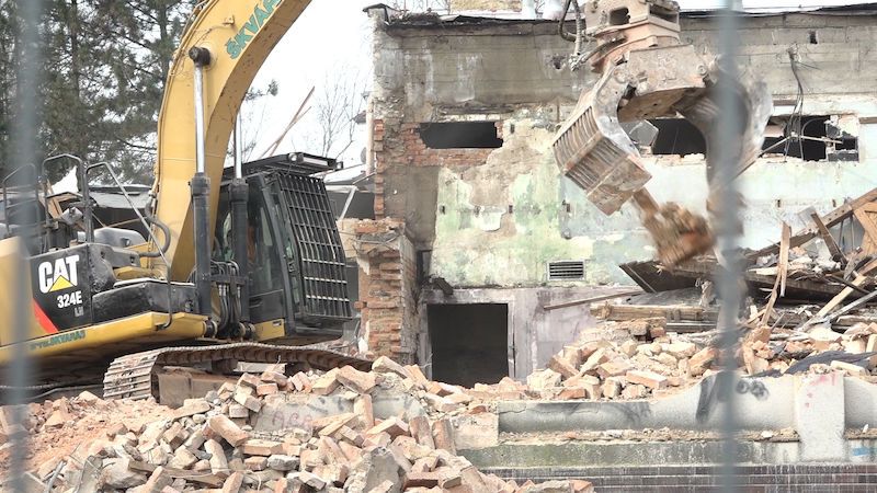 Začala demolice bývalého kina v Dobříši, se zemí ho srovná bagr